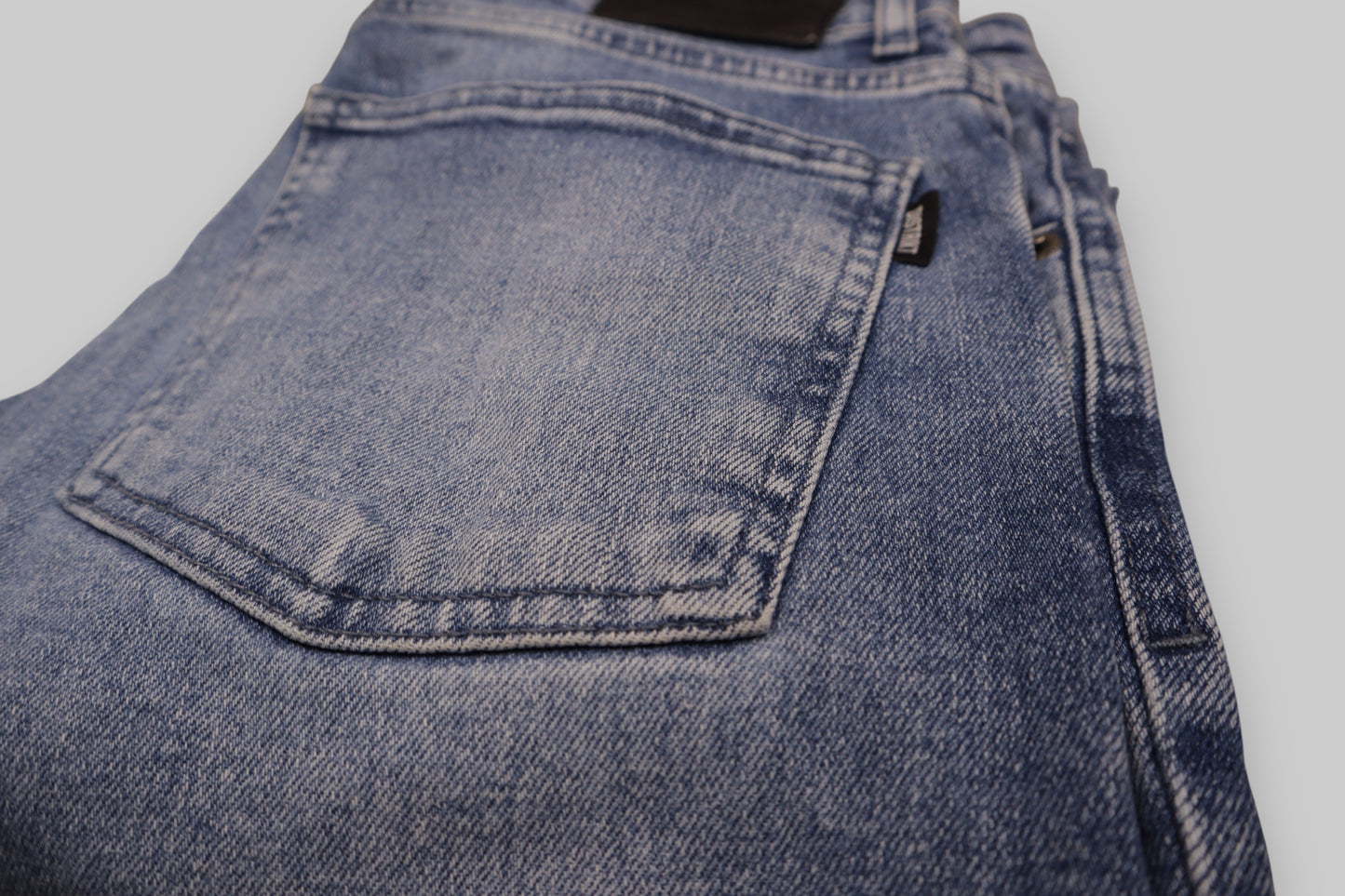 DISTRIKT NORREBRO Slim-Fit Light-Wash Jeans – Blue Mid-Wash (W30 L34) Modern Fit. Effortless Style.