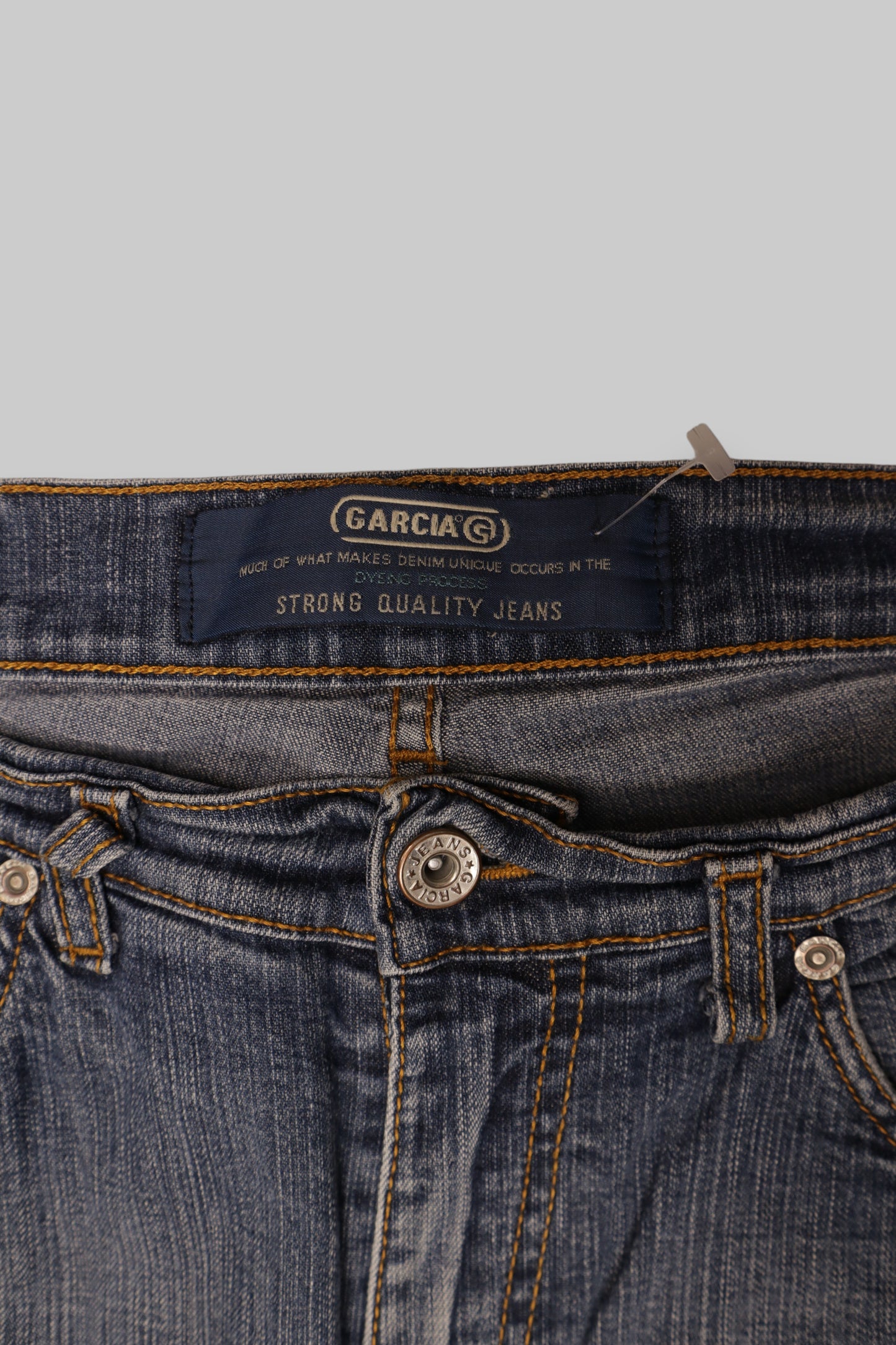 Crocodile Women’s Straight-Leg Jeans – Medium Blue Wash with Subtle Fading