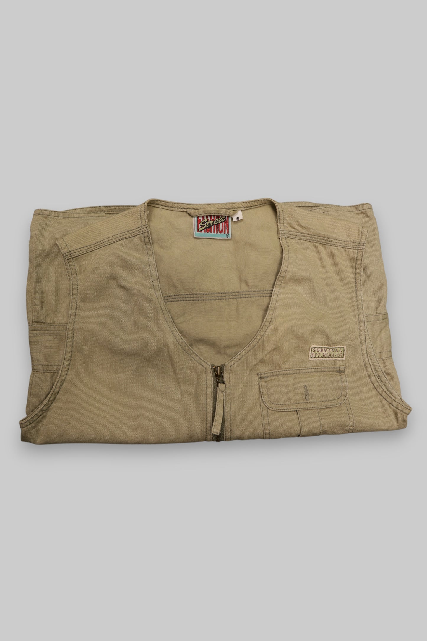 Street Fashion Beige Utility Vest – Brass Zipper, Embroidered Patch, Cotton