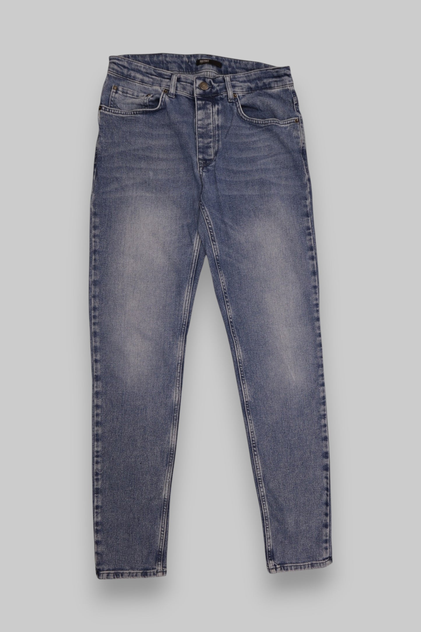 DISTRIKT NORREBRO Slim-Fit Light-Wash Jeans – Blue Mid-Wash (W30 L34) Modern Fit. Effortless Style.