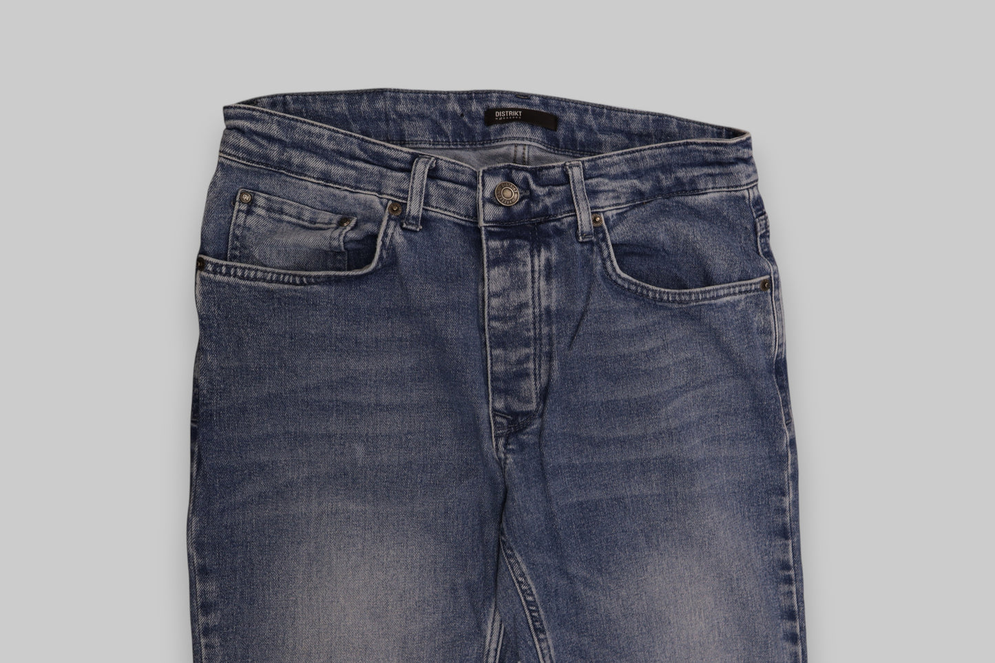 DISTRIKT NORREBRO Slim-Fit Light-Wash Jeans – Blue Mid-Wash (W30 L34) Modern Fit. Effortless Style.