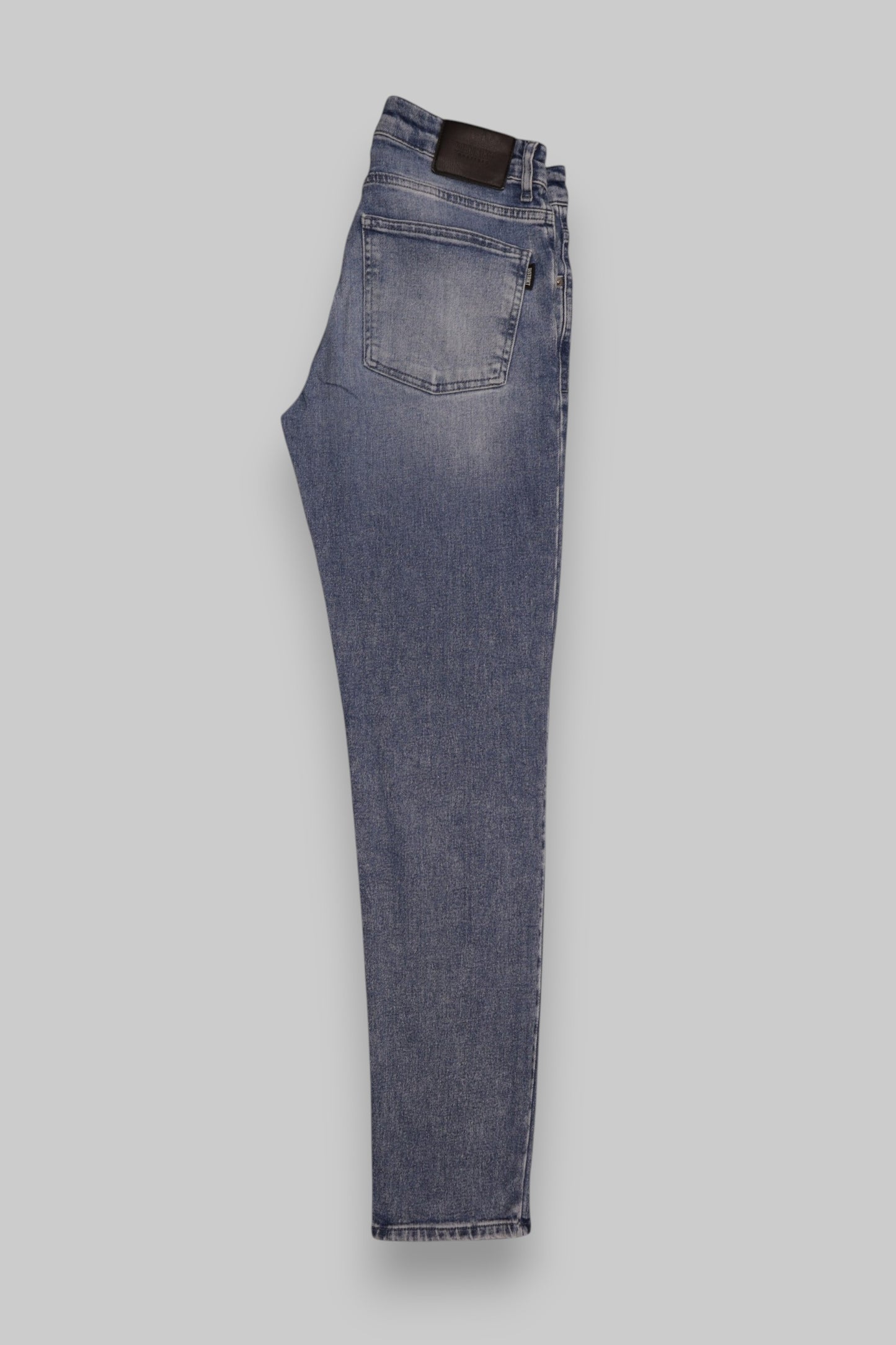 DISTRIKT NORREBRO Slim-Fit Light-Wash Jeans – Blue Mid-Wash (W30 L34) Modern Fit. Effortless Style.
