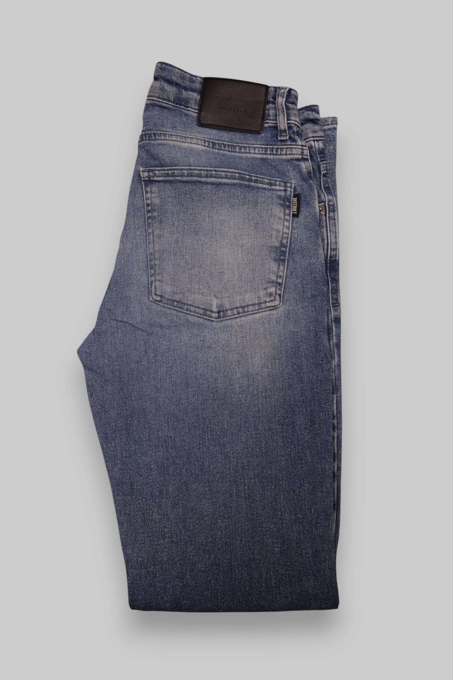 DISTRIKT NORREBRO Slim-Fit Light-Wash Jeans – Blue Mid-Wash (W30 L34) Modern Fit. Effortless Style.
